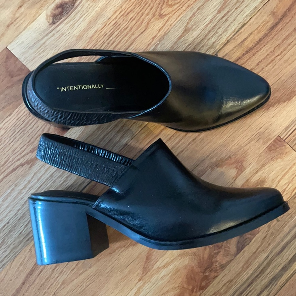 WARN ONCE! Intentionally Blank Black Leather Mule w/ Stretchy Strap (Size 8)
